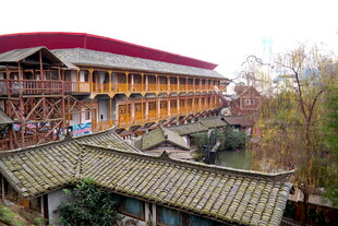 古色古香的传统木质建筑群