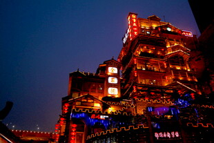 夜晚璀璨的梦幻建筑