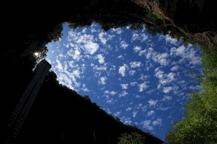 水中蓝天倒影 自然美景