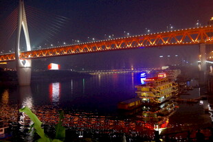 重庆夜景中的璀璨跨江大桥