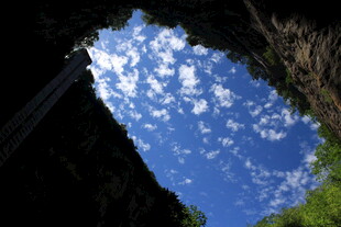 峡谷间仰望蓝天美景