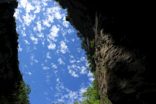 峡谷间仰望蓝天美景
