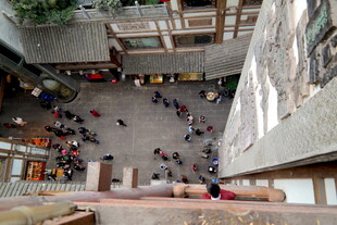 建筑内聚集人群场景