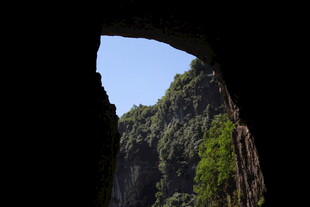 透过洞口望青山