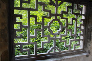 中式镂空窗棂 绿意盎然