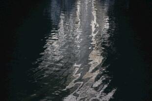 波光粼粼的水面倒影