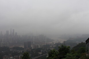 雾中朦胧城市景观