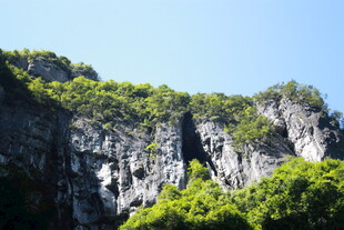 峻峭山峦覆翠绿植被