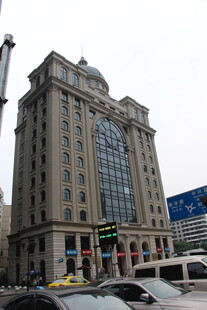 城市街头的宏伟建筑