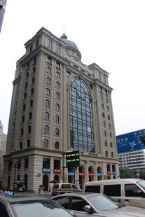 城市中宏伟的高楼建筑