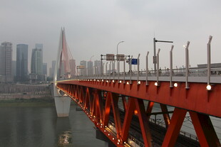 红色大桥横跨江面