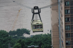 城市中高悬的观光缆车