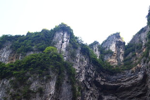 奇峰峻岭 绿意萦绕