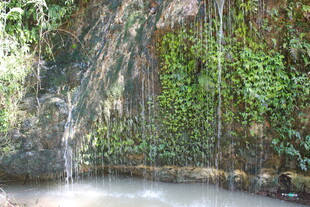 山间瀑布下的清幽水潭