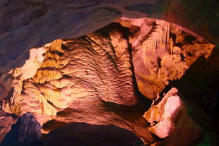 洞穴内奇特的岩石景观