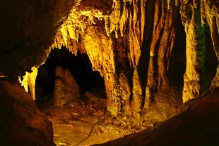 洞穴内绚丽的钟乳石景观