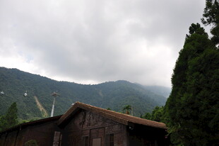 山间小屋与云雾缭绕景致