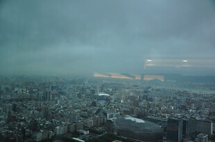 雾中城市景观俯瞰