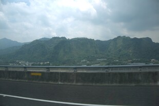 公路旁的山峦与建筑景观