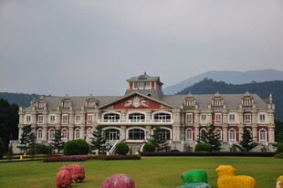 欧式风格建筑前的彩色景观