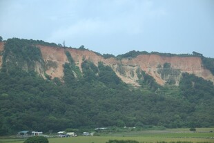 壮丽山景 绿意与土色交织