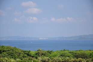 俯瞰葱郁山林与辽阔水域