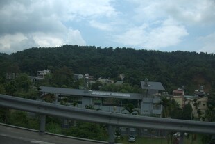 公路旁的青山与村落