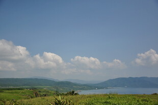 蓝天绿地间的开阔自然风景