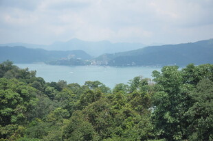 山林间的静谧湖景风光