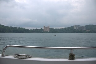 船行湖面望远处山峦