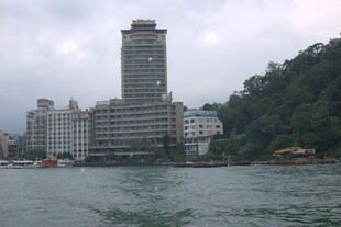 江边高楼与沿岸景致