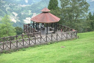 山间凉亭 绿意环绕美景