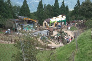 户外休闲娱乐的热闹园区