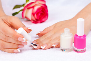 女性美甲过程与美甲用品