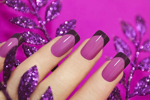 紫色美甲搭配闪亮装饰