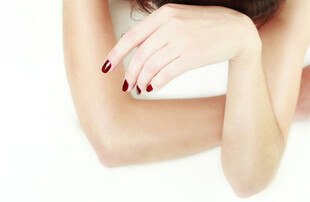 优雅美甲女性手部特写