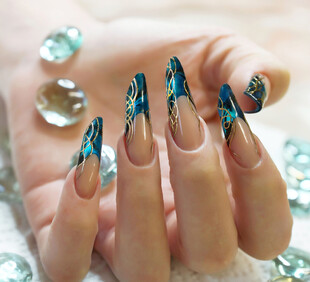 蓝黑美甲搭配璀璨饰品