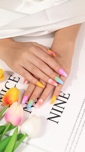 多彩美甲与鲜花的美丽搭配