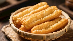 竹篮里的美味金黄油条