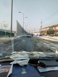 车内视角的城市道路景象