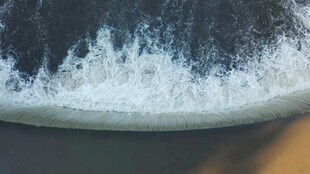 海浪拍打沙滩瞬间