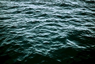 波光粼粼的深邃海水