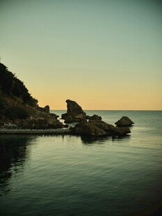 黄昏下的宁静海边景致