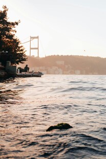 海边远眺桥梁美景