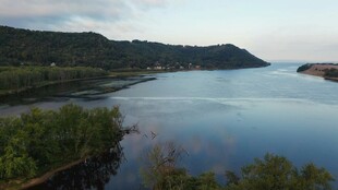 宁静湖畔自然风光