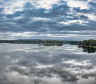 湖面倒映天空云朵美景