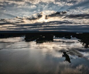 湖畔黄昏倒影美景