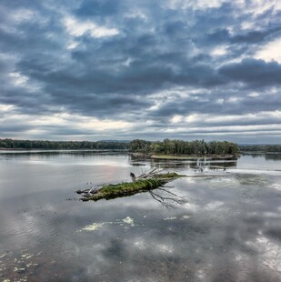湖畔云景 静谧自然风光