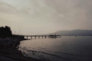 黄昏下的湖畔栈桥景色