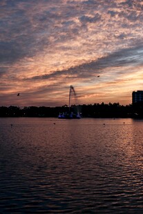 湖畔夕阳下的摩天轮美景